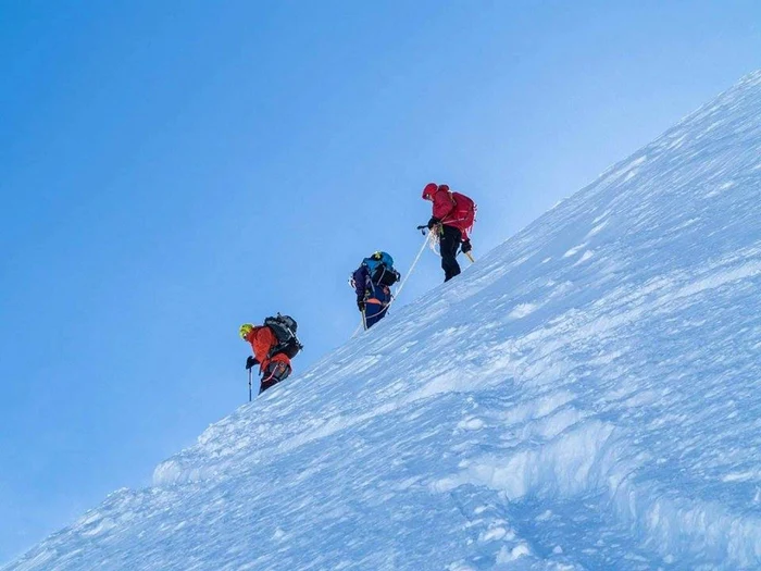 Alpiniştii din Neamţ în timpul antrenamentelor pentru ascensiunea pe Cho Oyu FOTO: facebook