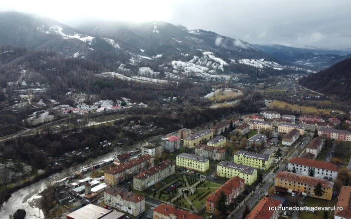 Munții înconjoară orașul Uricani. Foto Daniel Guță. ADEVĂRUL