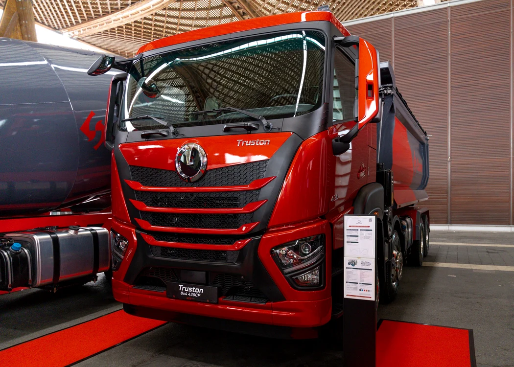 Vehicule comerciale de culoare roșie produse de producătorul român ATP Trucks