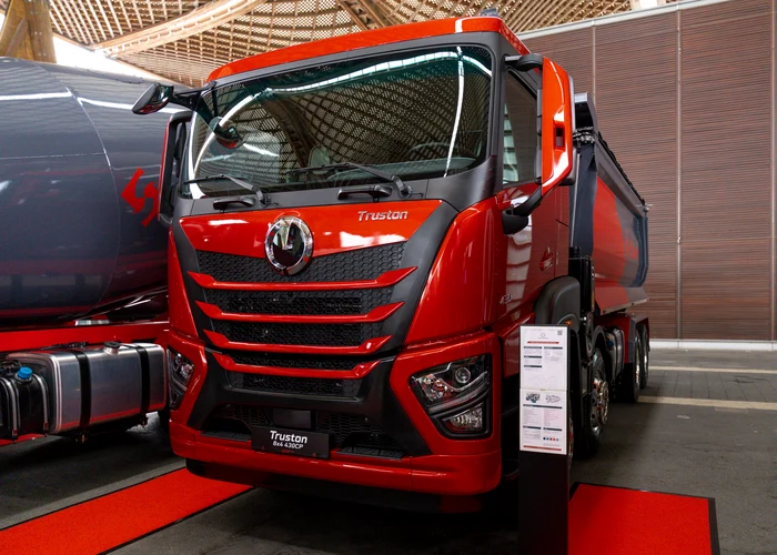 Vehicule comerciale de culoare roșie produse de producătorul român ATP Trucks