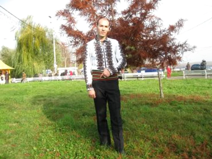 De fiecare dată, Mihai poartă cu drag costumul popular