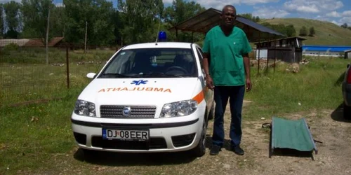 Medicul sudanez de 6 luni a cerut la DSP Dolj o ambulanţă mai mare în care să încapă cele două tărgi  