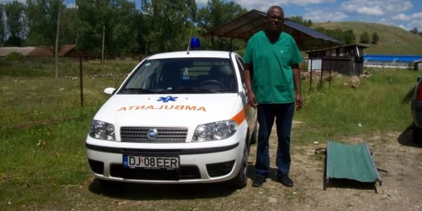 Medicul sudanez de 6 luni a cerut la DSP Dolj o ambulanţă mai mare în care să încapă cele două tărgi  