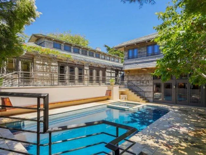 Vila se află situată pe malul Oceanului Pacific