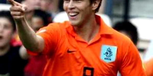 Milan l-a luat pe Huntelaar