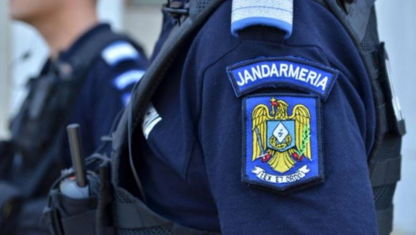 Un jandarm a tras accidental în cap cu arma lui. Un jandarm a tras accidental în cap cu arma lui.
