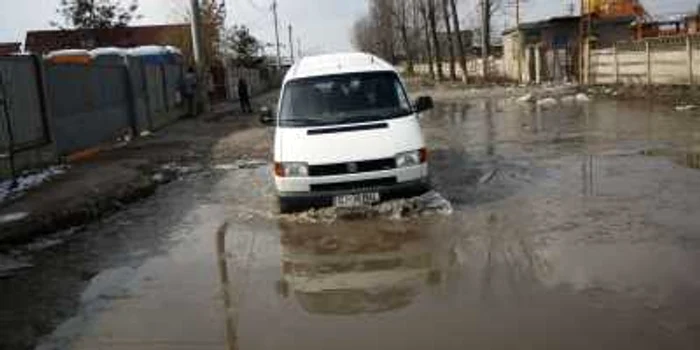 Gropile de pe strada Contronului nu pot fi trecute pe jos