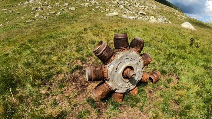 Rotorul unui avion prăbuşit în Masivul Parâng. FOTO: Lucian Ignat.