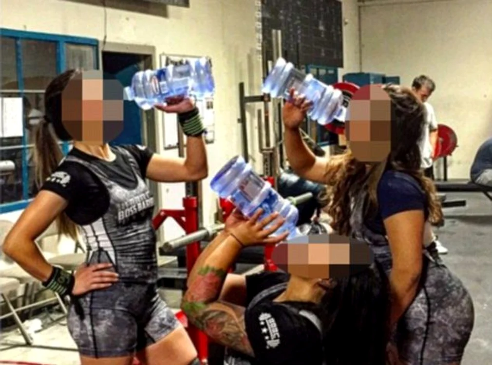 
    Femeile din competiţiile de fitness şi bodybuilding aplează la tehnici extreme pentru a avea muşchi mai mariFoto: Arhiva personală  
