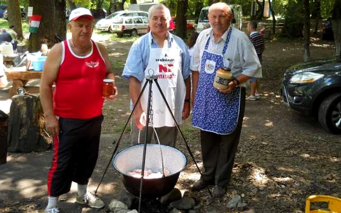 Trei bucătari din Ungaria le-au gătit bistriţenilor o ciorbă sărată de peşte 