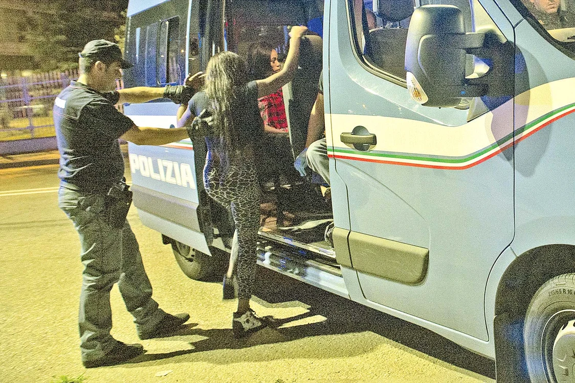 Poliţiştii italieni au reuşit să destructureze reţeaua dirijată de româncă