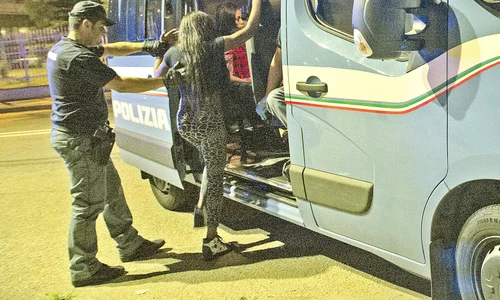 Poliţiştii italieni au reuşit să  destructureze reţeaua  dirijată de româncă jpeg