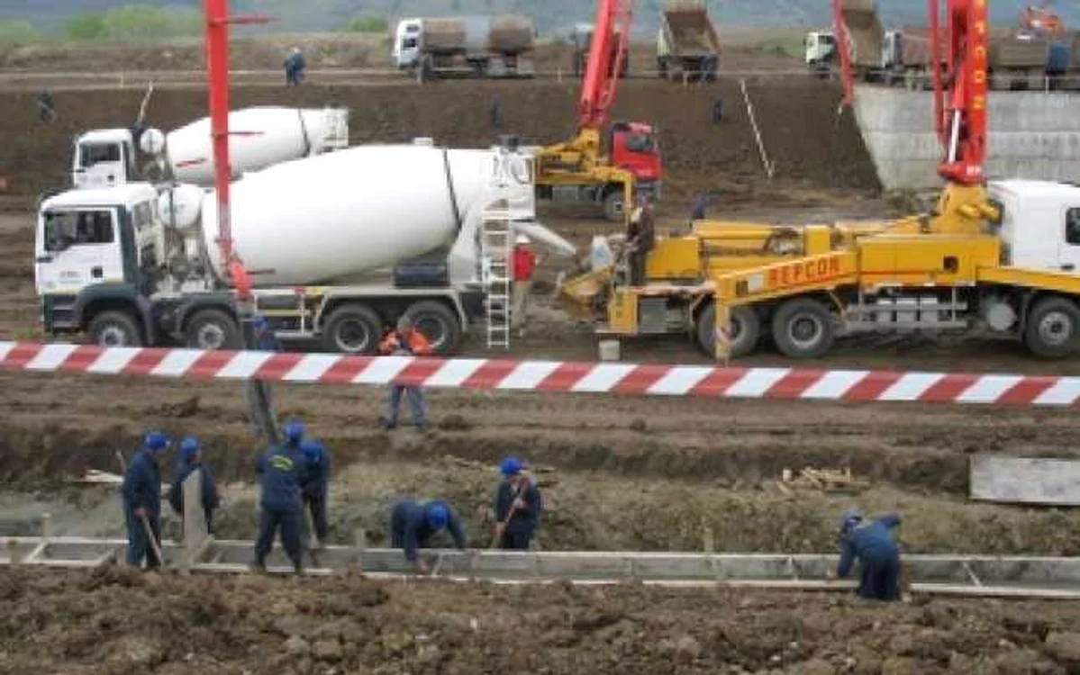 Timişoara: Un muncitor a murit lovit de un compactor de asfalt