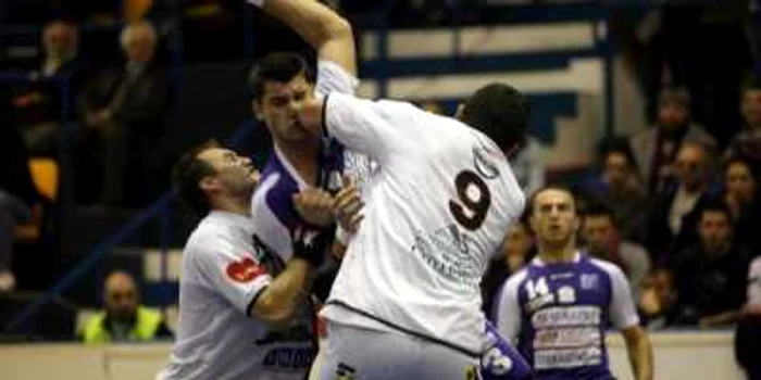 Alex Şimicu a fost blocat bine de adversari