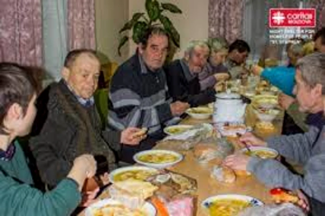 Activitățile caritabile sunt benefice pentru bătrâni, dar îi revigorează și pe organizatoriSursa foto: Click.ro