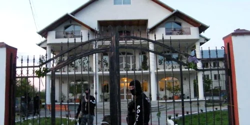 Mascații au efectuat simultan perchezițiile la domiciliile celor patru suspecți 