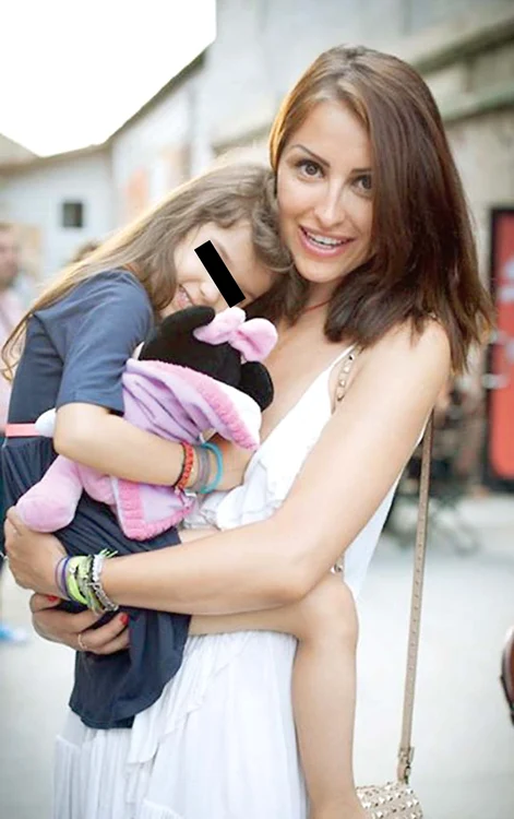 Roxana abia aşteaptă să-şi strângă din nou la piept fetiţaFoto: Arhivă personală