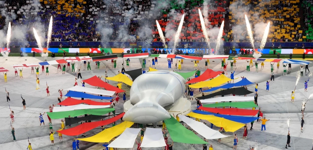 Spectacol de culoare la deschiderea Campionatului European de fotbal. Foto Profimedia 