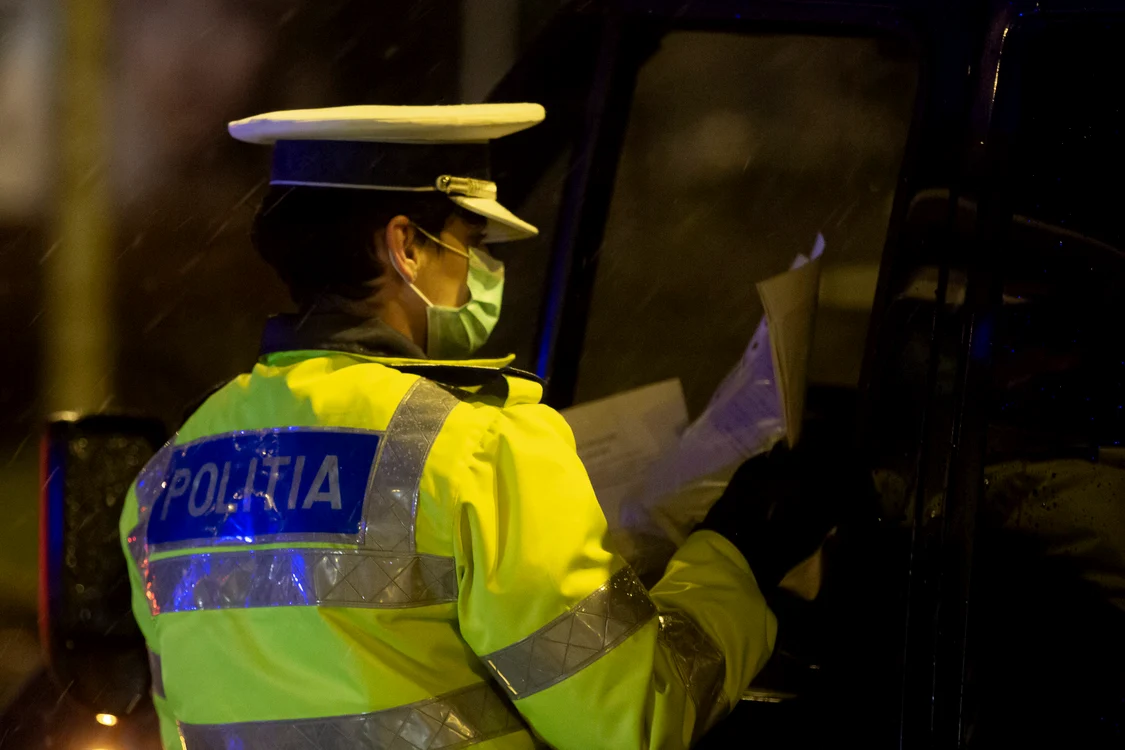 
    Bărbatul a tușit în fața unui polițist local foto: Inquam Photos  