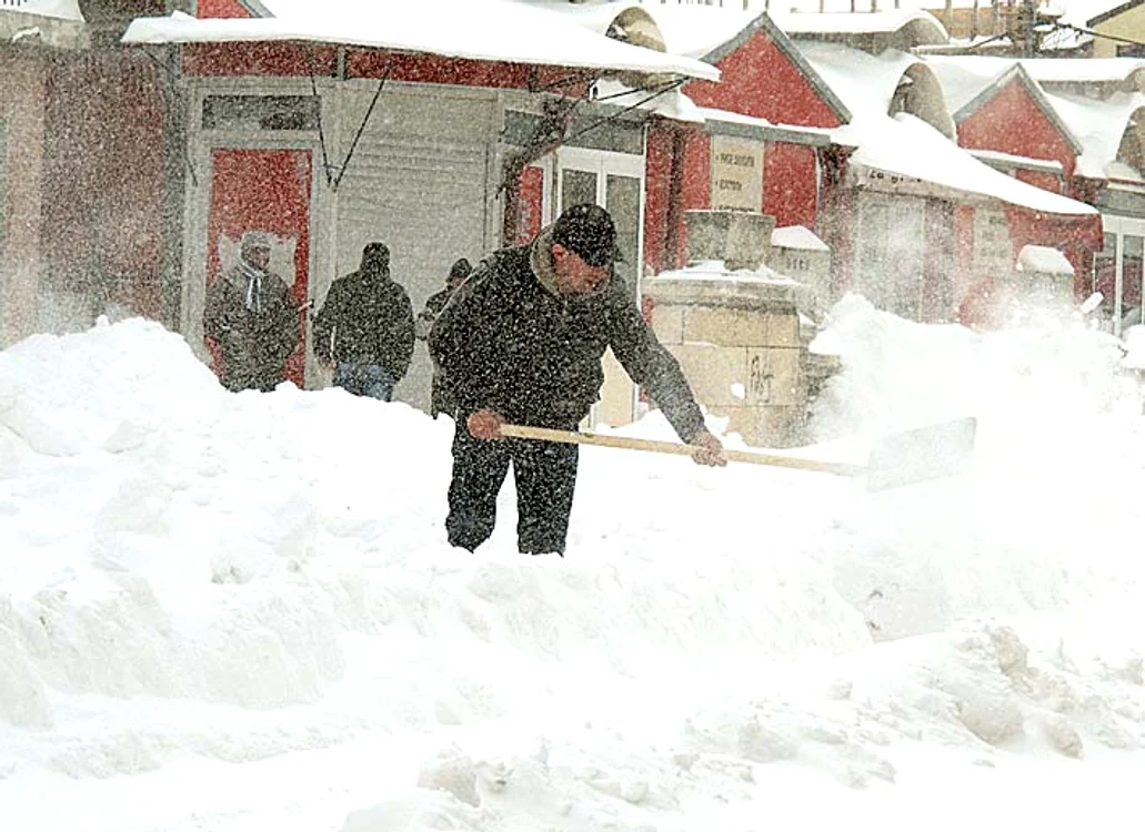 În Buzău, zăpada viscolită are şi doi metri
