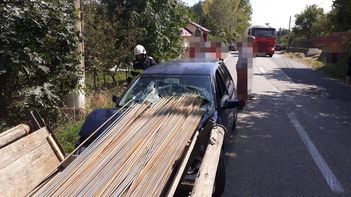 Șoferul mașinii a scăpat nevătămat în urma accidentului rutier FOTO ISU Argeș