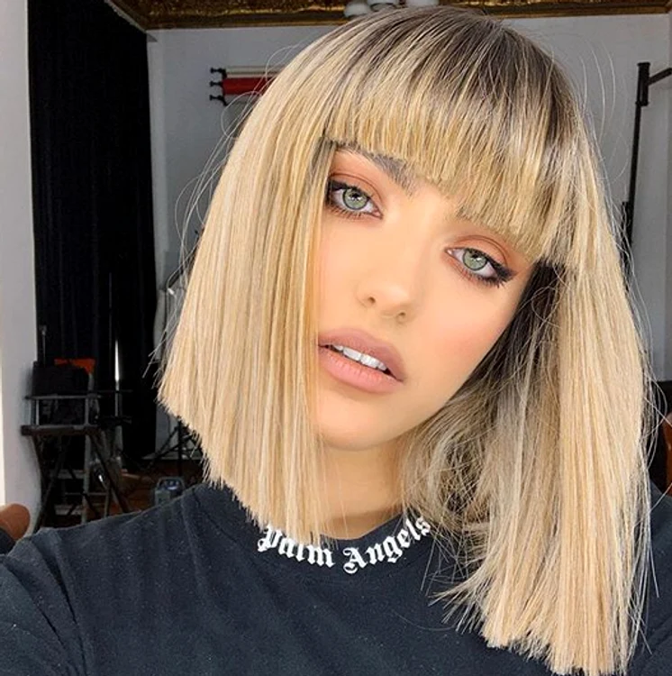 
    Alexia Eram, cu o perucă blondă, cu bretonfoto: instagram  