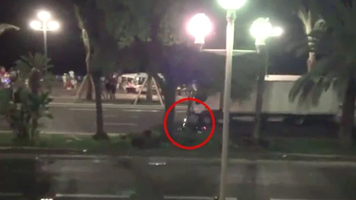 
    Un bărbat a încercat să-l oprească pe teroristul de la NisaFoto: captură video   