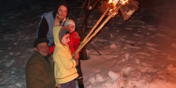 Copiii aprind mătăuzele şi strigă pentru a alunga spiritele rele