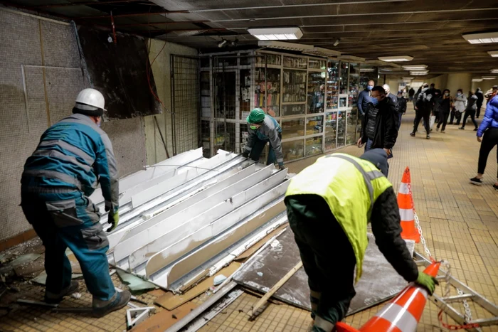 Autorităţile continuă demolarea chioşcurilor de la staţia de metrou Pipera