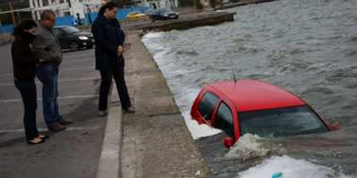 Autoturismul pluteşte în lacul Tăbăcărie