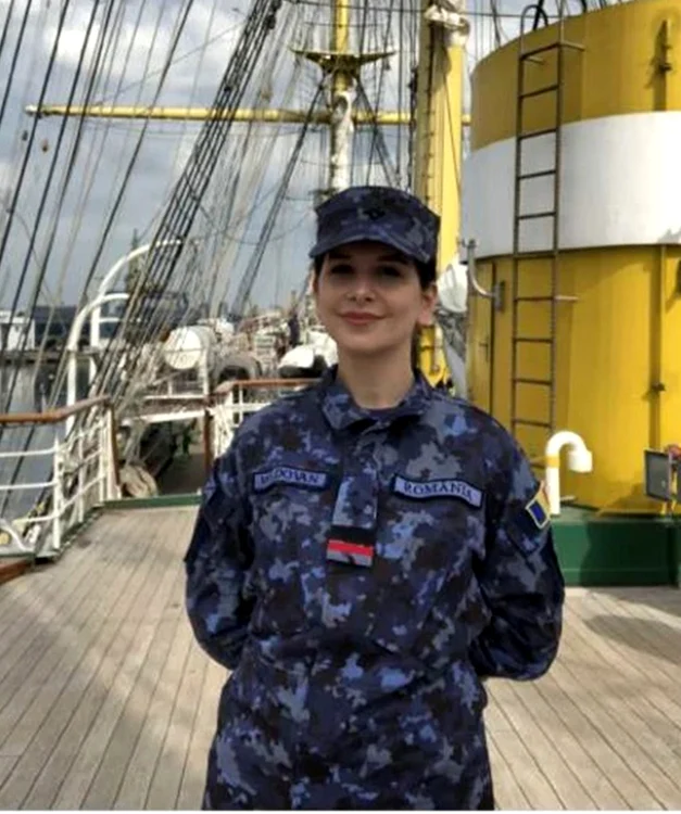 Tânăra din Alba, as în navigaţie