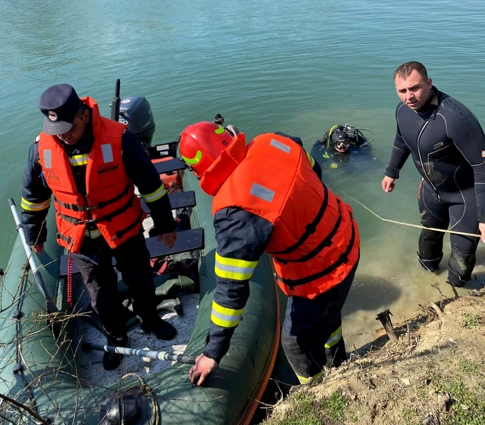 Bărbatul s-a aruncat cu maşina în râul Jiu                                                             Foto: Poliţia Gorj