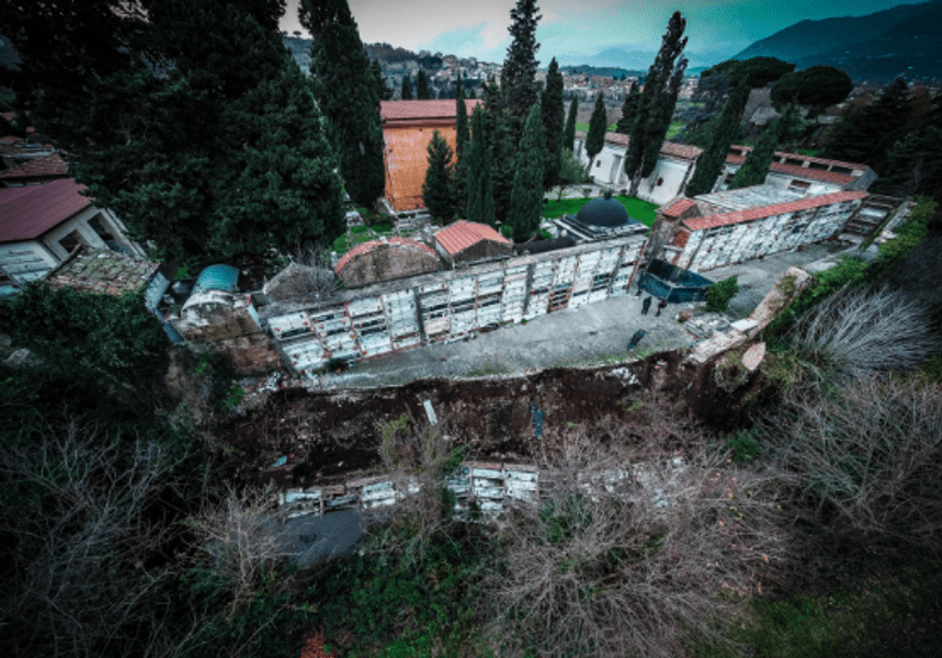 Urne și sicrie dintr-un cimitir din Italia au ajuns într-un pârâu