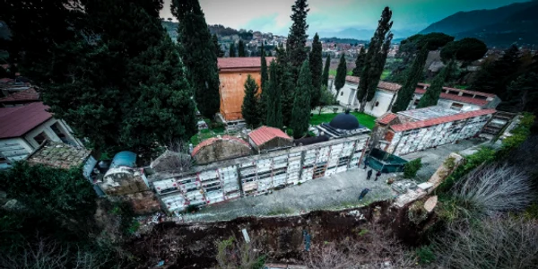  sicrie dintr-un cimitir din Italia au ajuns într-un pârâu FOTO Twitter 