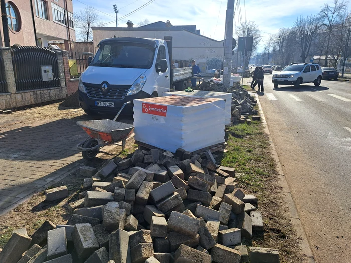 Se înlocuiesc pavelele stricate în municipiul Botoșani FOTO Cosmin Zamfirache