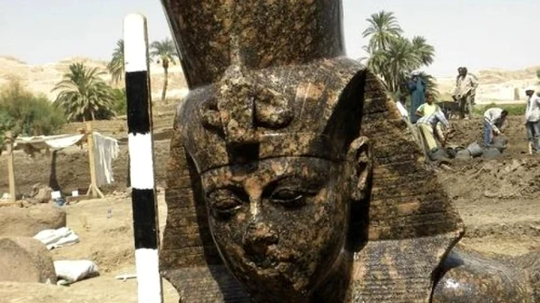 O statuie a bunicului lui Tutankhamon, descoperită în Egipt jpeg