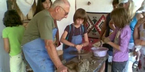 Tinerii au ocazia să învețe la Școala de vară tehnicile artei populare