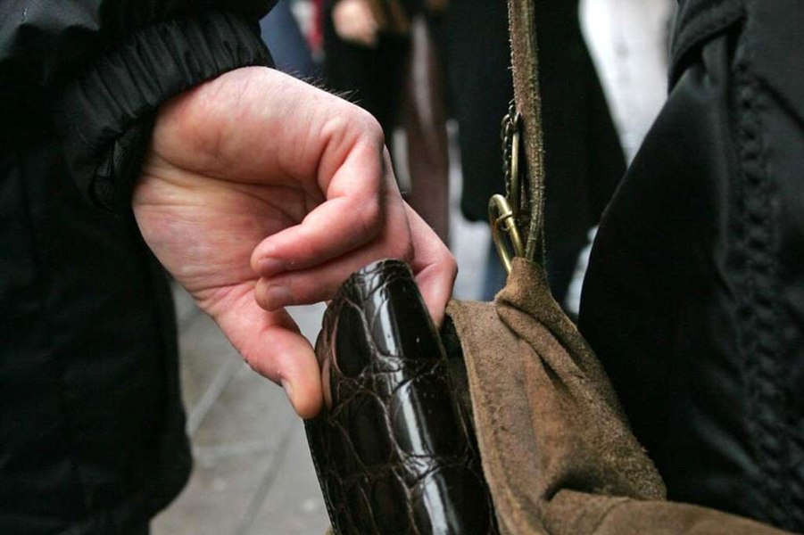 Ce a pățit un hoț de buzunare prins de călători și de polițiștii sub acoperire în timp ce opera la metrou