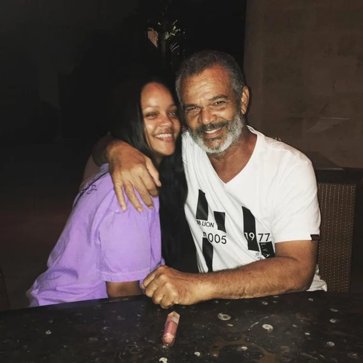 Rihanna și-a ajutat de fiecare dată tatăl, Ronald Fenty, care, în trecut, a vrut să îi confiște toată averea