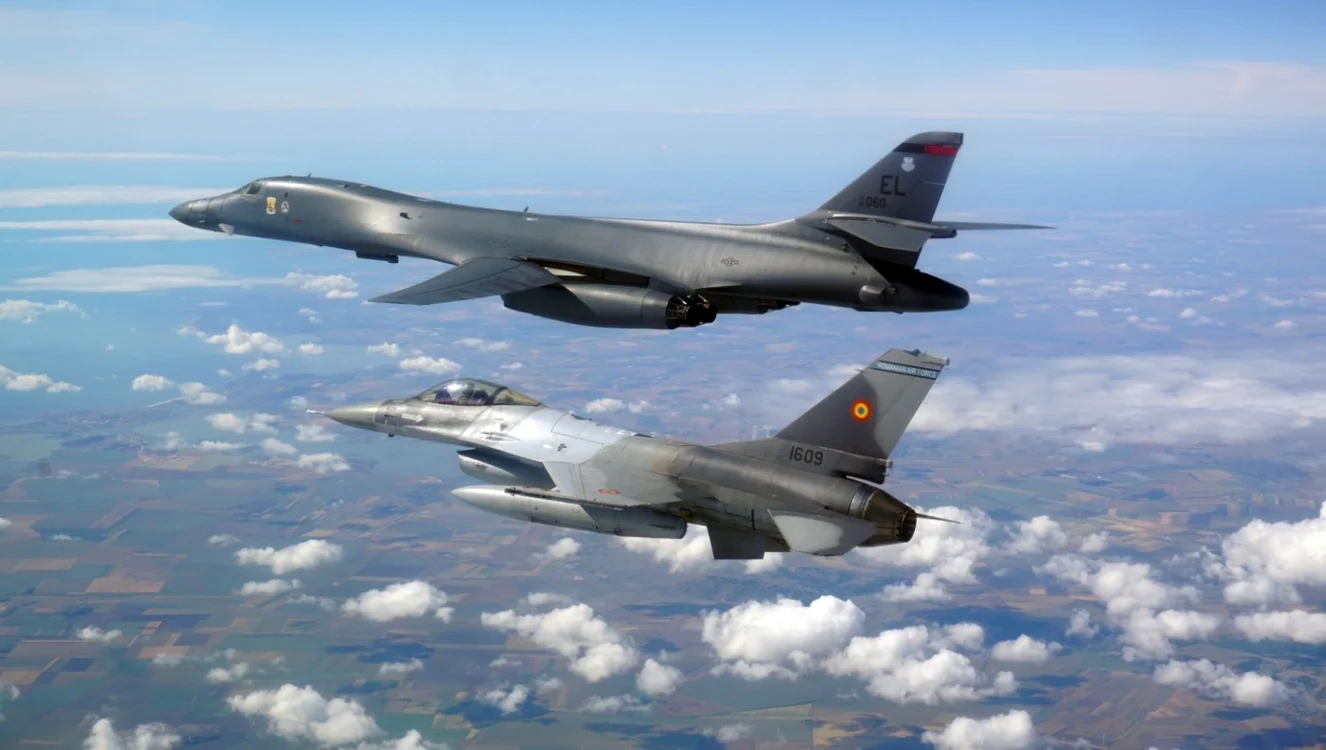 Avion F-16 al Forţelor Aeriene Române escortând un bombardier B-1 Lancer al  US Air Force FOTO U.S. Air Forces in Europe and Air Forces Africa