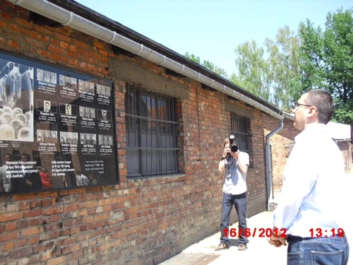Victor Ponta, la muzeul fostului lagăr comunist Auschwitz (foto:Facebook)