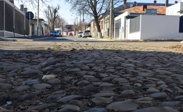 Stradă asfaltată doar pe jumătate FOTO: C. Mazilu