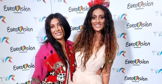 Claudia Pavel alături de sora ei, Paula (stânga)