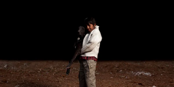 Copiii orfani care-şi împart hrana cu câinii maidanezi pe care i-au adoptat FOTO Sam Edmonds