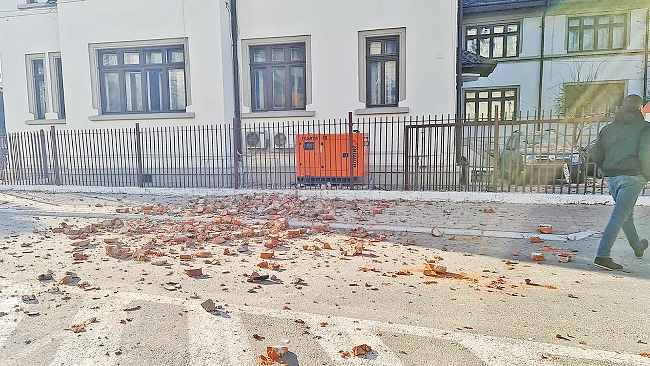 La Târgu Jiu, elemente  din clădiri au căzut în  timpul cutremurului cu magnitudinea 5,7