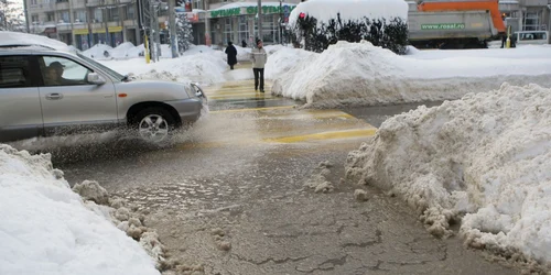 Multe treceri de pietoni sunt inundate Foto: Alex Policală