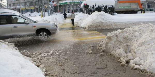 Multe treceri de pietoni sunt inundate Foto: Alex Policală