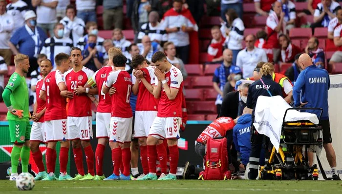 
    Jucătorii danezi au plâns minute bune lângă EriksenFOTO: EPA  