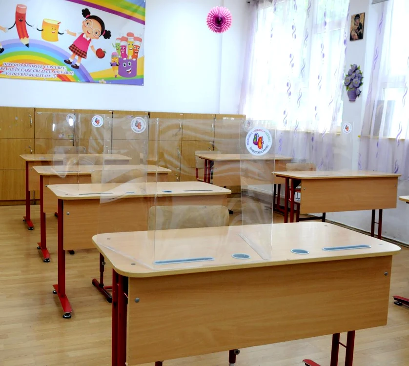 
    La Evaluarea Națională copiii vor sta câte unul în bancă, protejat de un panou de plexiglas  