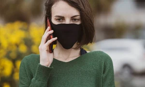 femeie masca telefon jpeg